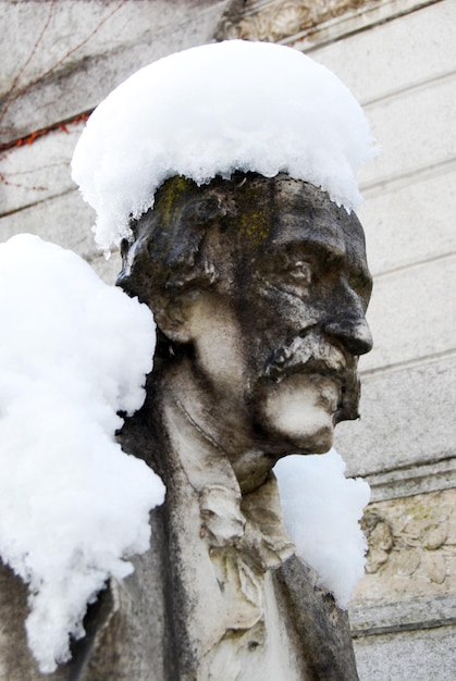 Vue rapprochée de la statue sur la neige