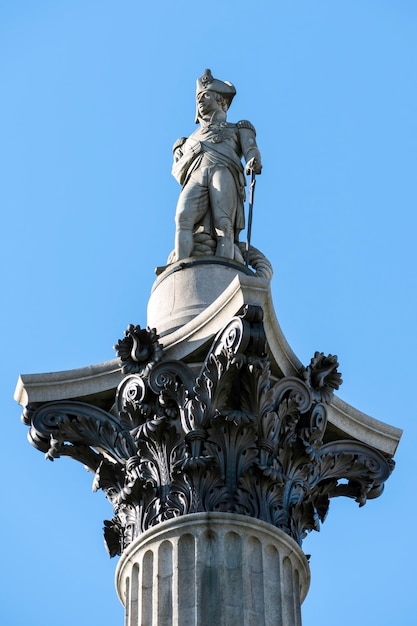 Vue rapprochée de la statue de Nelson à Trafalgar Square