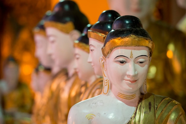 Vue rapprochée des statues de Bouddha