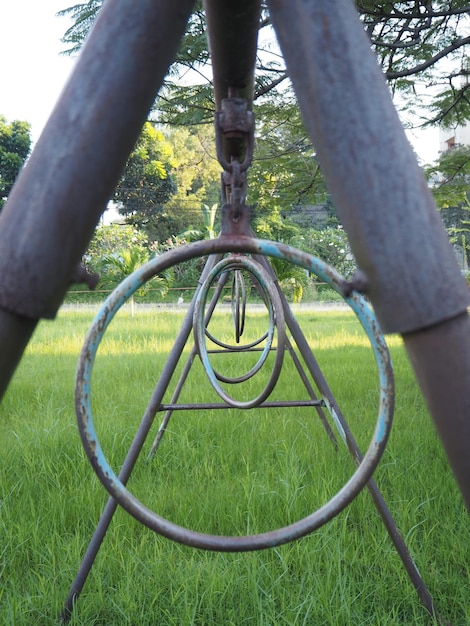 Vue rapprochée d'une structure métallique dans un parc