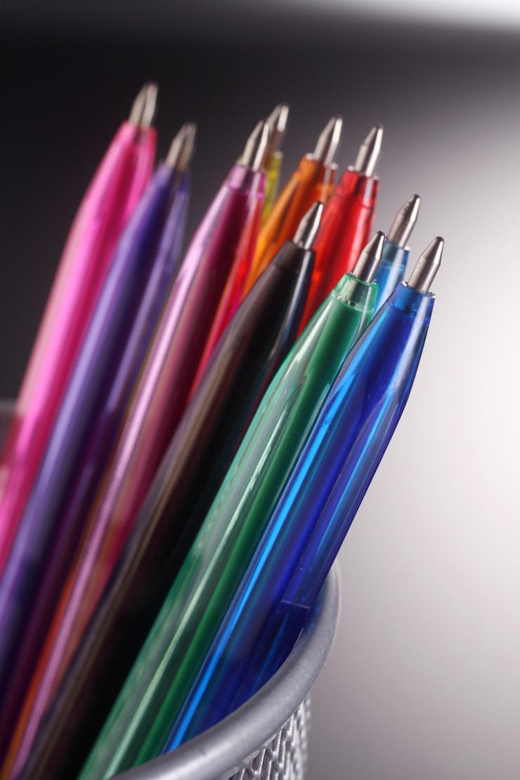 Photo vue rapprochée des stylos colorés dans l'organisateur de bureau sur la table