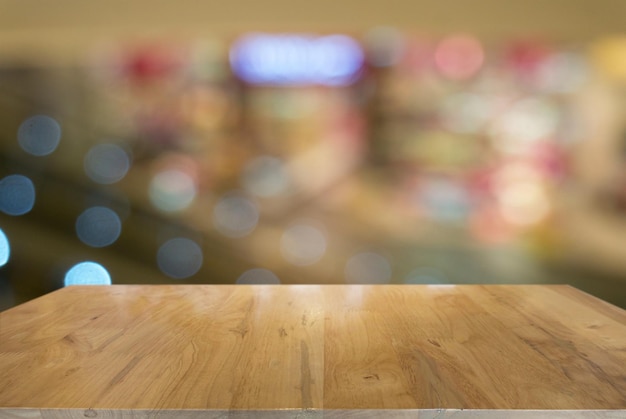 Photo vue rapprochée d'une table en bois contre des lumières défocalisées