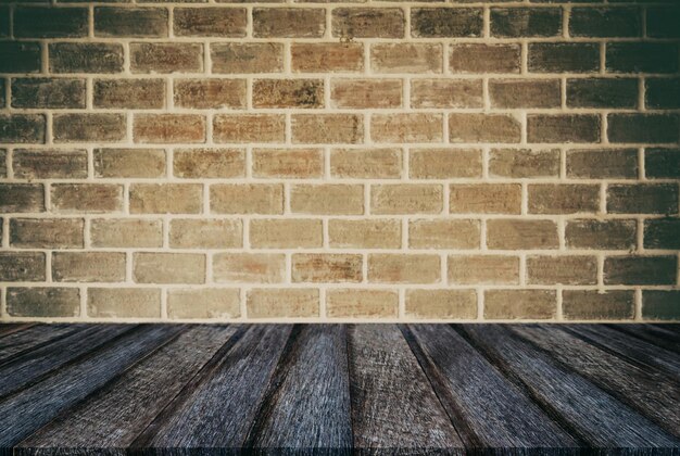 Photo vue rapprochée d'une table en bois contre un mur en briques