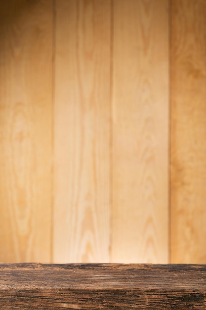 Vue rapprochée d'une table en bois contre le mur