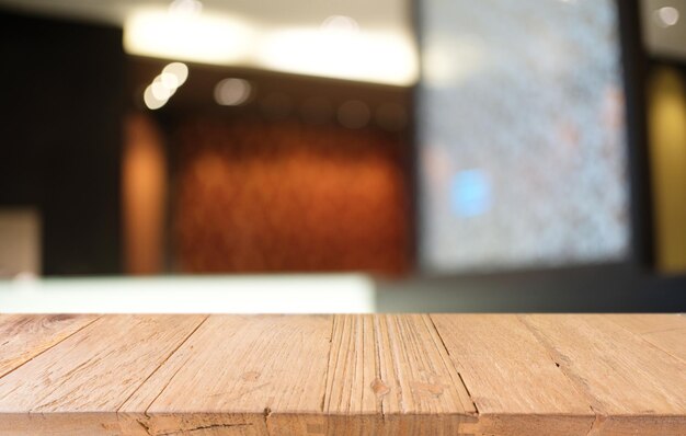 Photo vue rapprochée d'une table en bois dans un café