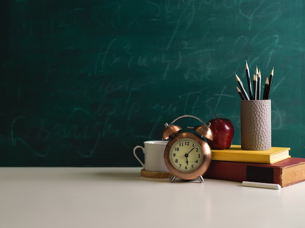 Vue rapprochée de la table d'étude avec des éléments de l'école