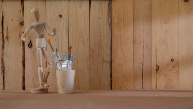 Vue rapprochée de la table de travail rustique moderne avec concepteur souple et copie espace