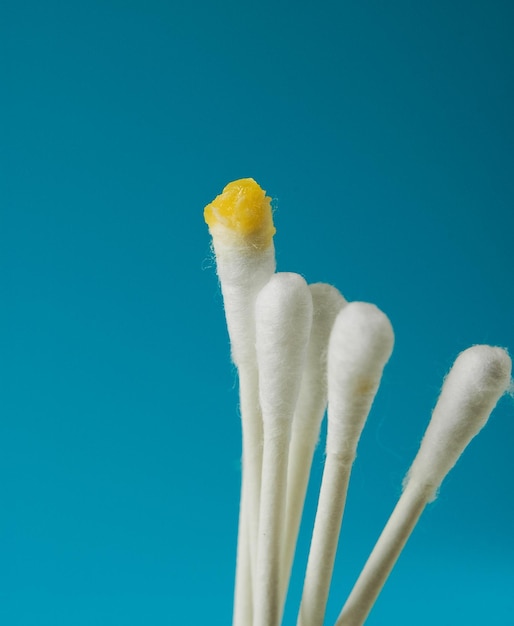 Vue rapprochée des tampons de coton sur fond bleu