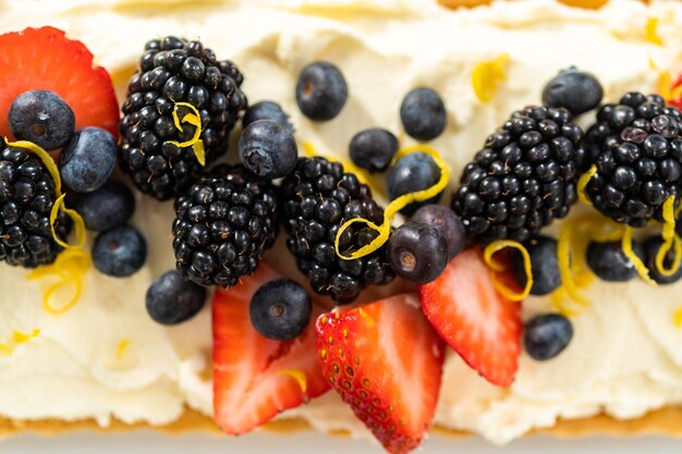 Vue rapprochée Tarte au mascarpone fraîchement cuite avec des baies fraîches et garnie de zeste de citron