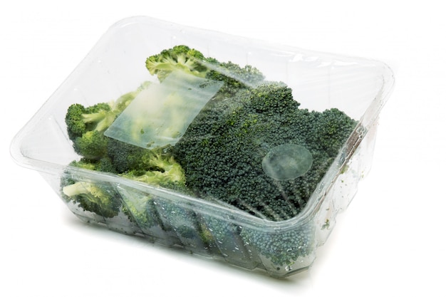 Vue rapprochée d&#39;un tas de légumes de brocoli enveloppés dans du plastique.