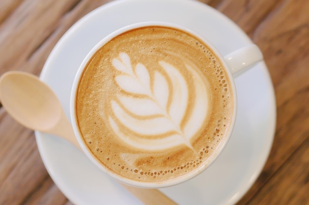 Vue rapprochée d'une tasse de café dans une soucoupe sur la table