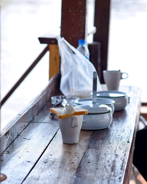 Vue rapprochée de la tasse de café et du pain sur la table