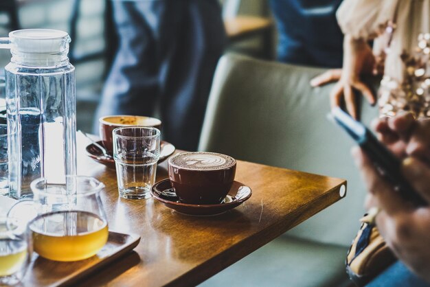 Photo vue rapprochée d'une tasse de café sur une table dans un café