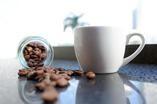 Vue rapprochée d'une tasse de café sur la table