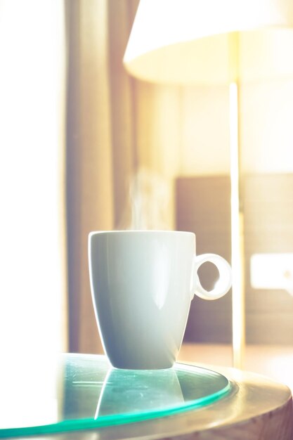 Photo vue rapprochée d'une tasse de café sur la table