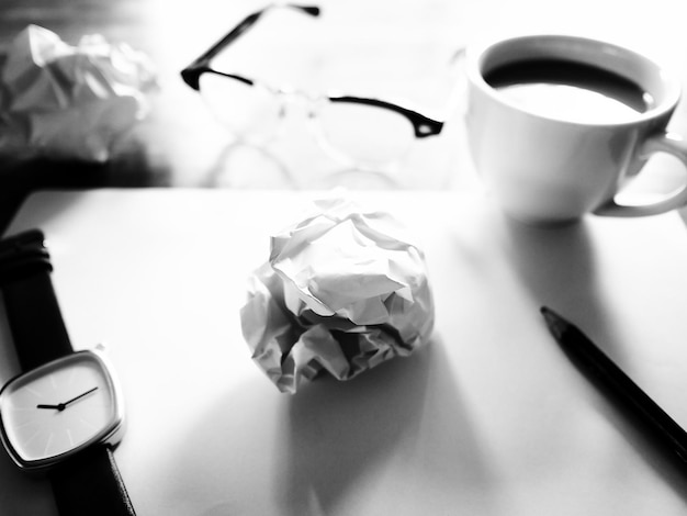 Photo vue rapprochée d'une tasse de café sur la table