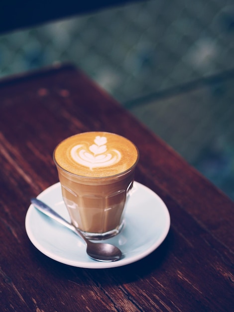 Vue rapprochée d'une tasse de café sur la table