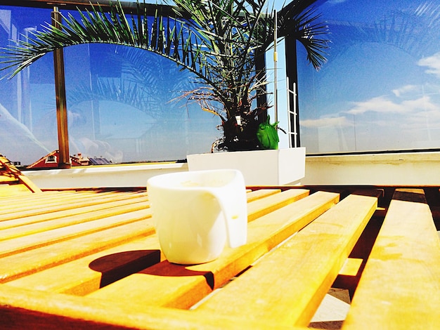 Photo vue rapprochée d'une tasse de café sur la table