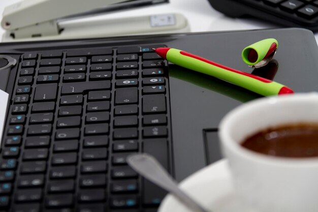 Photo vue rapprochée d'une tasse de café sur la table