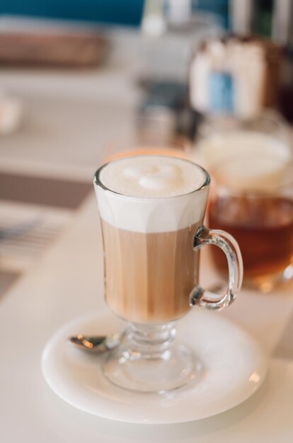 Photo vue rapprochée d'une tasse de café sur la table