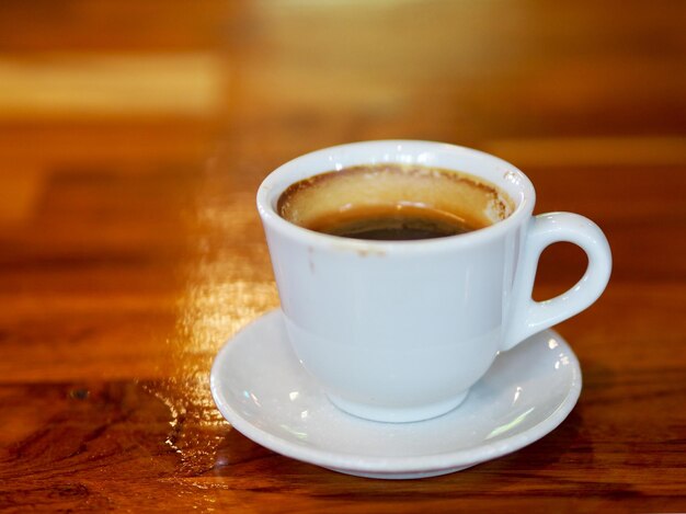 Photo vue rapprochée d'une tasse de café sur la table