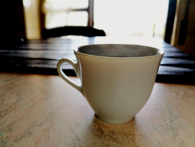 Photo vue rapprochée d'une tasse de café sur la table