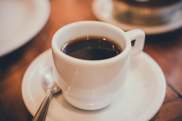 Vue rapprochée d'une tasse de café sur la table