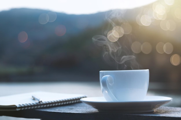 Vue rapprochée d'une tasse de café sur la table