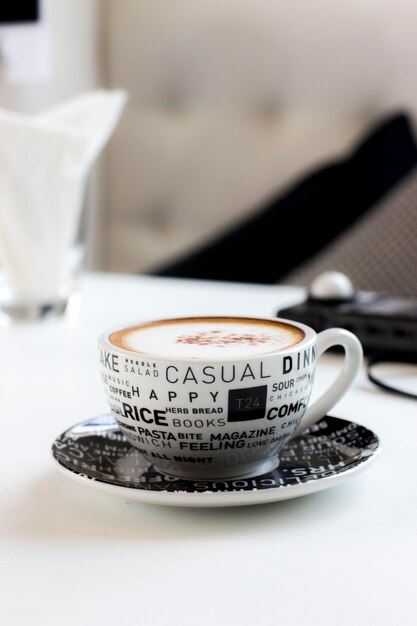 Vue rapprochée d'une tasse de café sur la table