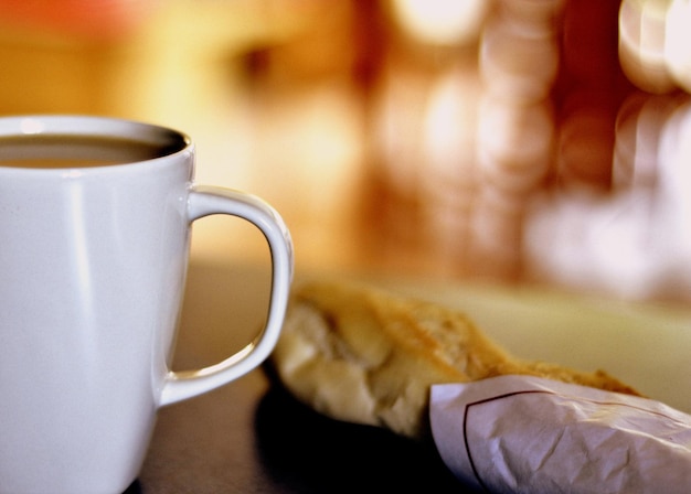 Vue rapprochée d'une tasse de café sur la table