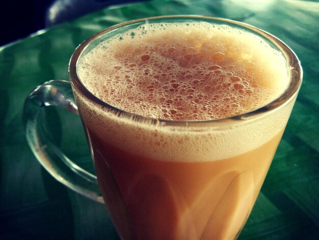 Photo vue rapprochée d'une tasse de café sur la table