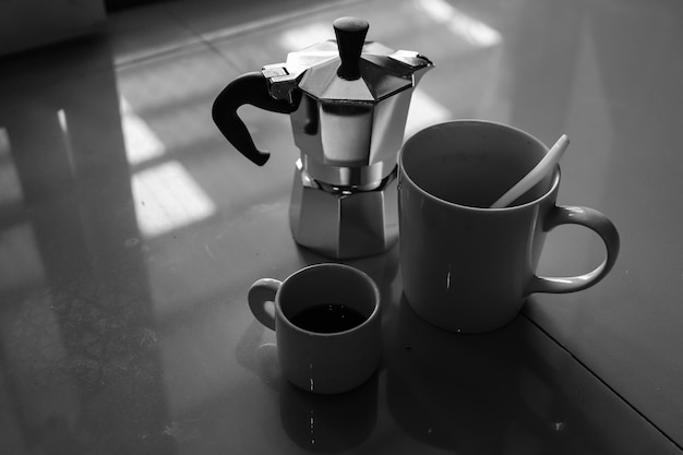 Vue rapprochée d'une tasse de café sur la table