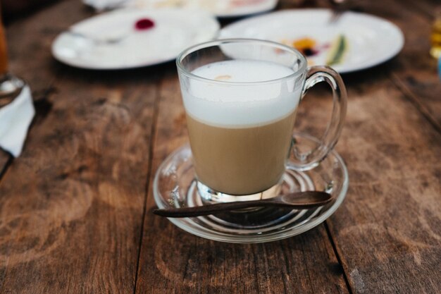 Photo vue rapprochée d'une tasse de café sur la table