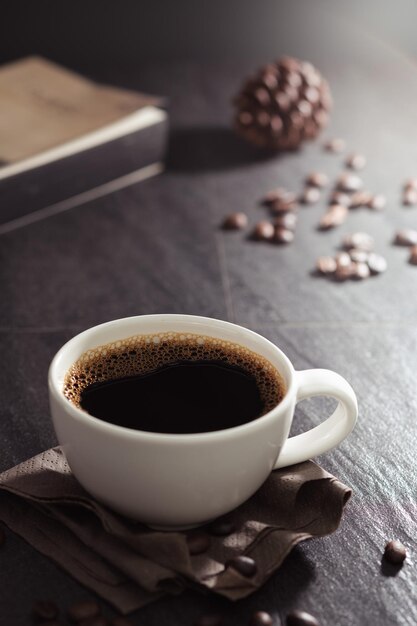Vue rapprochée d'une tasse de café sur la table