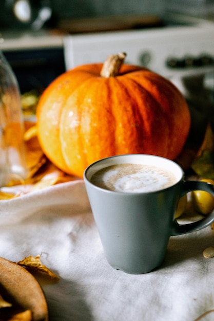 Photo vue rapprochée d'une tasse de café sur la table