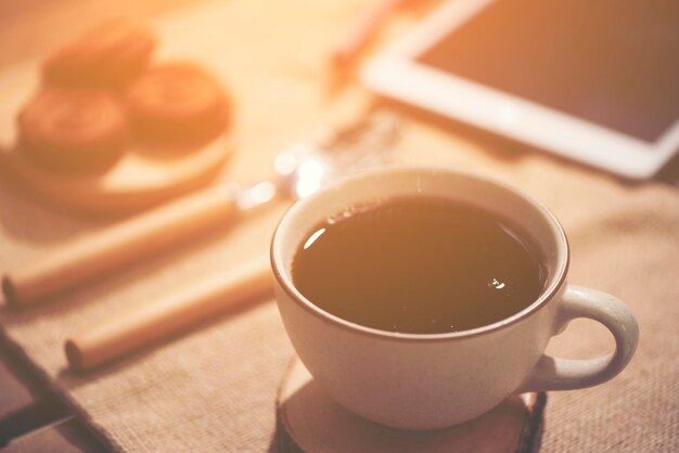 Photo vue rapprochée d'une tasse de café sur la table