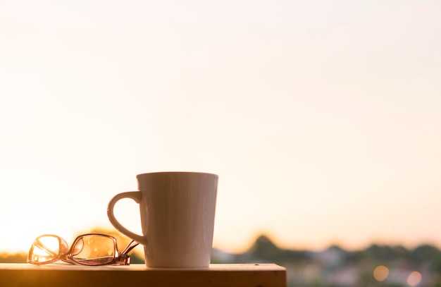 Photo vue rapprochée d'une tasse de café sur la table