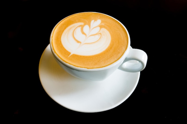 Vue rapprochée d'une tasse de cappuccino sur fond noir