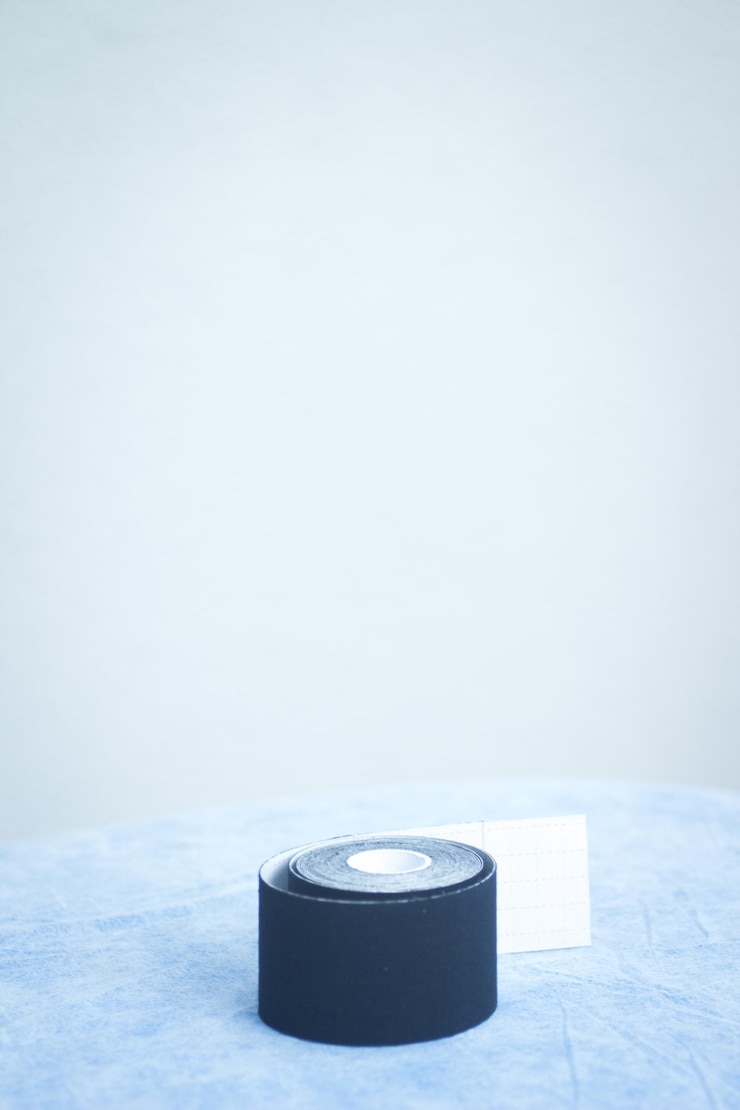Photo vue rapprochée d'une tasse sur table sur un fond blanc