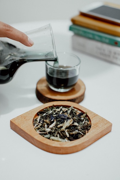 Photo vue rapprochée d'une tasse de thé sur la table