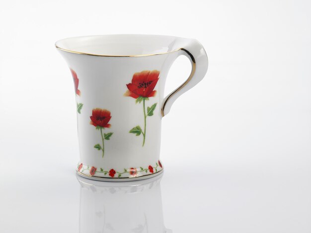 Vue rapprochée d'une tasse vide sur un fond blanc