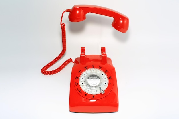 Vue rapprochée d'un téléphone sur fond rouge
