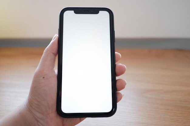 Vue rapprochée d'un téléphone portable tenu à la main