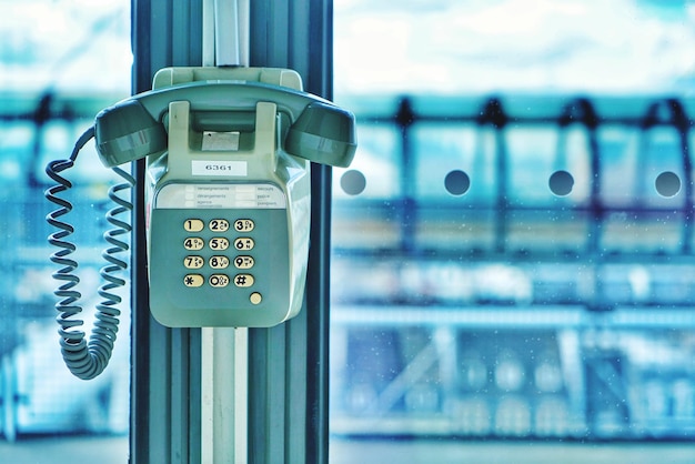 Photo vue rapprochée d'un téléphone public dans une cabine téléphonique