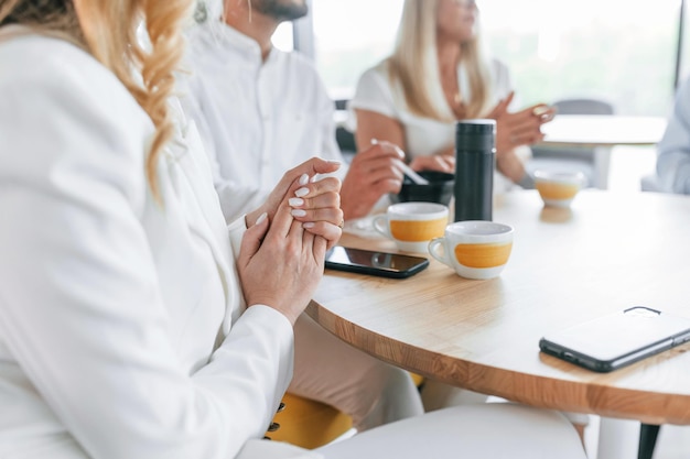 Vue rapprochée Temps de pause Un groupe d'hommes d'affaires professionnels est au bureau