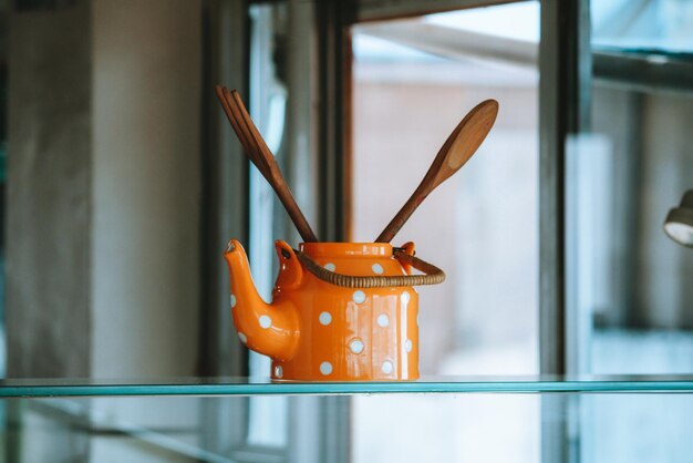 Photo vue rapprochée d'une théière à l'orange sur la table