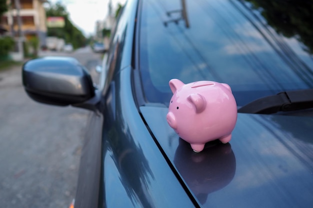 Vue rapprochée de la tirelire sur la voiture