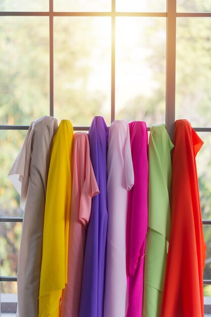 Photo vue rapprochée d'un tissu multicolore dans un magasin