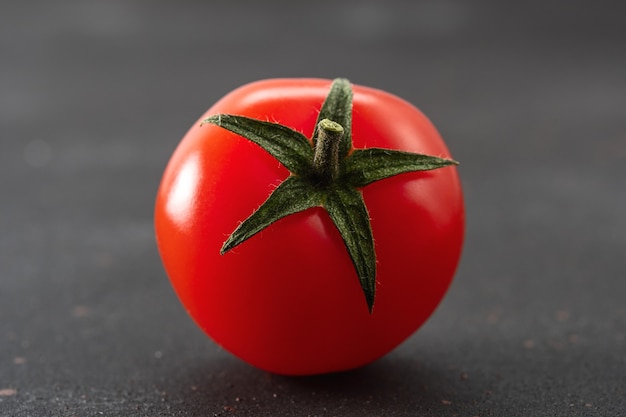 Vue rapprochée de la tomate cerise.