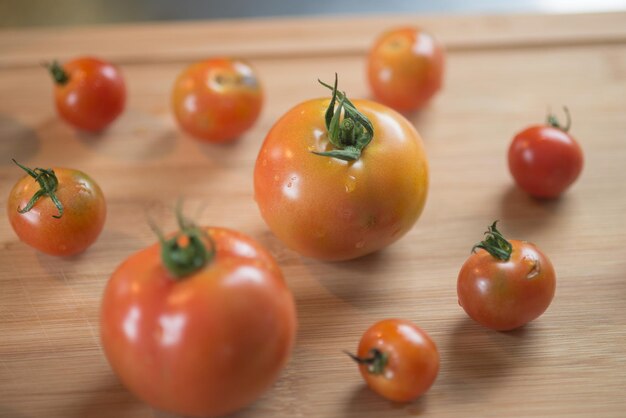 Vue rapprochée des tomates cerises sur la planche à couper